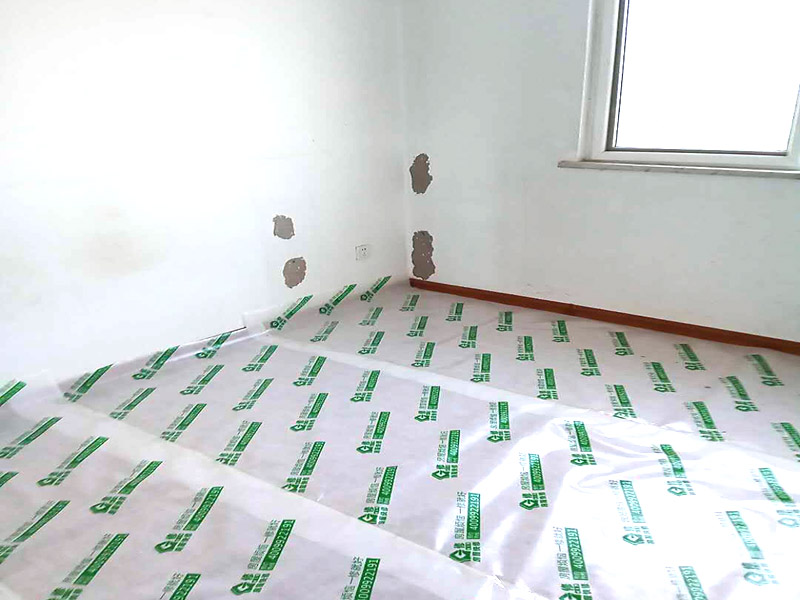 家具成品保護(hù):各類裝修物料的進(jìn)場、建筑裝修垃圾的清理都必須經(jīng)過入戶門。在對物品進(jìn)行搬運(yùn)時(shí)，難免會(huì)與入戶門發(fā)生磕碰及摩擦。因此，在進(jìn)行成品保護(hù)時(shí)，我們首先要做好入戶門的保護(hù)。 水電改造是基礎(chǔ)裝修，水電裝修的質(zhì)量好壞，直接決定著后期的施工和使用。因此，在進(jìn)行水電改造時(shí)，同樣需要做好成品保護(hù)工作。水電改造完成后，應(yīng)當(dāng)對各種管線進(jìn)行規(guī)范的固定，以防脫落;對裸露的線頭要進(jìn)行包裹，以防發(fā)生觸電的危險(xiǎn);做好地面裸線管的固定和保護(hù)，防止被踩壞。同時(shí)，在搬運(yùn)物料時(shí)，也不要破壞地面鋪設(shè)的管線。 進(jìn)行裝修施工時(shí)，磁環(huán)邊鋪邊勾縫，在崗鋪設(shè)的瓷磚、地板上堆放雜物、走動(dòng)踩踏，地板沒有使用成品保護(hù)膜覆蓋等都會(huì)影響瓷磚及地板的鋪貼效果，使瓷磚出現(xiàn)施工質(zhì)量問題。