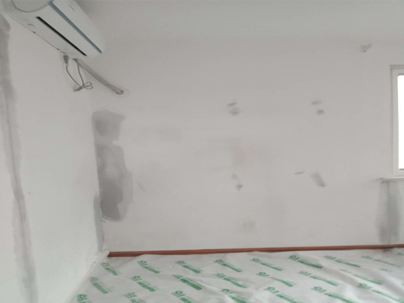 墻面修補(bǔ)翻新案例:舊墻的基本處理包括清理舊墻面原有的乳膠漆和膩?zhàn)訉拥溺P除、木裝修、其他表面裝飾物（如壁紙）的拆除，如果只是裝修了一兩年的墻面，墻面的膩?zhàn)涌梢圆挥苗P除，用鋼刷和砂紙打磨墻面后就可以重新涂刷乳膠漆，如果裝修時(shí)間較長(zhǎng)的就需要將膩?zhàn)訉隅P除后再進(jìn)行后續(xù)工序。切記舊墻面一定要進(jìn)行處理，不能直接涂刷，粉化嚴(yán)重的墻面要鏟除后，抹上一層白水泥，再進(jìn)行涂刷。墻面涂刷底漆的作用是抗堿防潮、封固基材、保護(hù)面漆，提高面漆的質(zhì)感和遮蓋力。如果沒(méi)有刷底漆就直接上面漆的話，時(shí)間一長(zhǎng)墻面就容易起泡、發(fā)霉，經(jīng)陽(yáng)光長(zhǎng)時(shí)間照射也會(huì)發(fā)生墻面變色的情況。