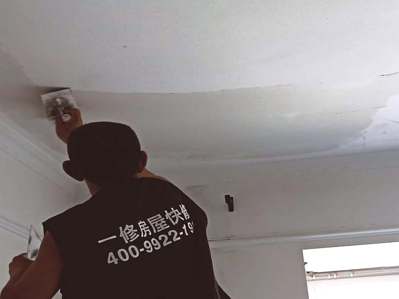 天花板刮膩?zhàn)泳S修：刮膩?zhàn)訉?duì)不同的墻體有著不同的要求，像比較常見的混凝土的墻面，會(huì)出現(xiàn)一些氣孔與鼓起的現(xiàn)象，所以就要先把墻面修平整掉，磨平凸起處，填補(bǔ)凹陷處。如果是預(yù)制混凝土的墻面，那么它的表面層就會(huì)有一些砂礫與疙瘩的現(xiàn)象，這個(gè)時(shí)候就需要專業(yè)的施工人員，使用用鋼絲刷把墻面整體的刷一遍?；鶎幼龊锰幚砗螅瑝γ孢€是會(huì)有一些凹陷的地方，這個(gè)時(shí)候就可以用石膏膩?zhàn)觼硌a(bǔ)平。將石膏膩?zhàn)訅簩?shí)凹陷處，橫抹豎起的地方再重新刮一遍，這樣來確保墻面的平整。刮膩?zhàn)又埃瑖娝⒁槐檎辰Y(jié)劑，就可以開始刮膩?zhàn)恿?。膩?zhàn)庸瓮旰螅屑?xì)檢查看看墻面