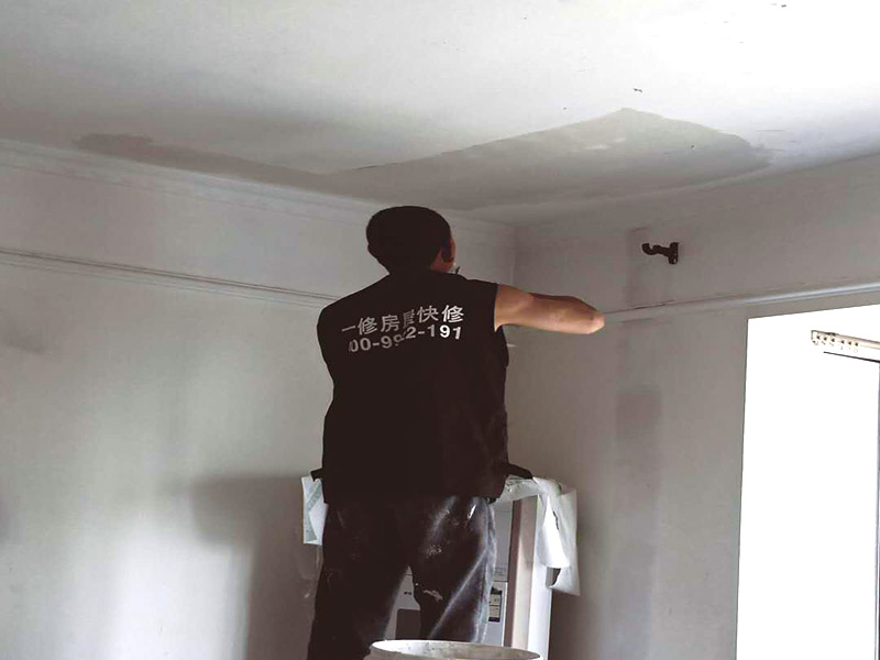 天花板刮膩?zhàn)泳S修：刮膩?zhàn)訉?duì)不同的墻體有著不同的要求，像比較常見的混凝土的墻面，會(huì)出現(xiàn)一些氣孔與鼓起的現(xiàn)象，所以就要先把墻面修平整掉，磨平凸起處，填補(bǔ)凹陷處。如果是預(yù)制混凝土的墻面，那么它的表面層就會(huì)有一些砂礫與疙瘩的現(xiàn)象，這個(gè)時(shí)候就需要專業(yè)的施工人員，使用用鋼絲刷把墻面整體的刷一遍。基層做好處理后，墻面還是會(huì)有一些凹陷的地方，這個(gè)時(shí)候就可以用石膏膩?zhàn)觼硌a(bǔ)平。將石膏膩?zhàn)訅簩?shí)凹陷處，橫抹豎起的地方再重新刮一遍，這樣來確保墻面的平整。刮膩?zhàn)又?，噴刷一遍粘結(jié)劑，就可以開始刮膩?zhàn)恿?。膩?zhàn)庸瓮旰?，仔?xì)檢查看看墻面