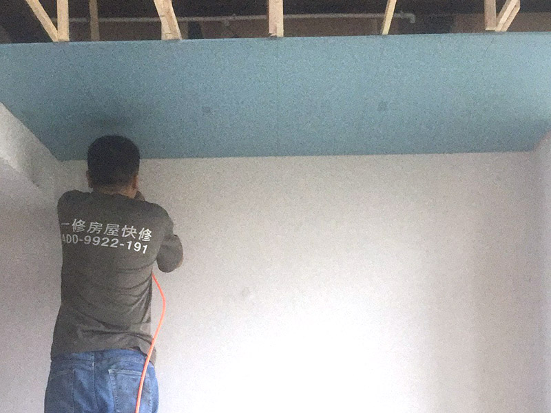 木龍骨吊頂安裝：先確認(rèn)好吊頂?shù)奈恢?，然后?duì)該位置進(jìn)行精準(zhǔn)的測(cè)量，最后再進(jìn)行標(biāo)高，最好對(duì)墻面進(jìn)行彈線(xiàn)，吊頂?shù)奈恢脮?huì)更加準(zhǔn)確，需要注意的是，為了確保吊頂?shù)姆€(wěn)定性，各個(gè)孔眼之間的距離大約保持在30cm左右最佳。木龍骨在安裝之前，需要先在木龍骨上開(kāi)槽，然后進(jìn)行拼接，最后用膠水和釘子固定住，才能吊頂，注意一般面積要控制在10襯之內(nèi)，吊頂才會(huì)更加牢固、好看。所有龍骨拼接完畢之后，需要先進(jìn)行檢查，確認(rèn)無(wú)誤后才可進(jìn)行固定，因?yàn)檎麄€(gè)吊頂?shù)倪吔俏恢茫夹枰M(jìn)行封口處理，否則會(huì)影響吊頂?shù)馁|(zhì)量，所以必須仔細(xì)安裝。