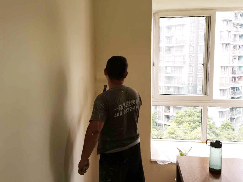 墻面滾漆翻新施工：檢查舊房墻面基層問題，對癥下藥施工，如果墻面裝修5年甚至10年以上，墻面有開裂，滲水，起皮或者之前有貼過墻紙的舊房，就需要將原墻紙撕掉，將墻面鏟至毛坯層，做鏟墻施工，如近幾年裝修過的房子，則不需要做鏟墻施工，墻面基層無明顯破損，打磨膩子或者重新批刮膩子，做乳膠漆施工即可！ 膩子是一種墻體抹灰找平材料，膩子的作用是為了使墻面平整，起找平的作用，增強底漆的附著力，且防水膩子還具有耐水的性能，可以保證乳膠漆施工后不會出現(xiàn)起皮，掉粉等現(xiàn)象，膩子施工后，一定要做精細打磨，保證膩子的細膩性。 底漆的作用是使面漆的附著力更強，最主要的作用是使漆面平整，從而對面漆起支撐作用，令漆面看起來更為豐滿。