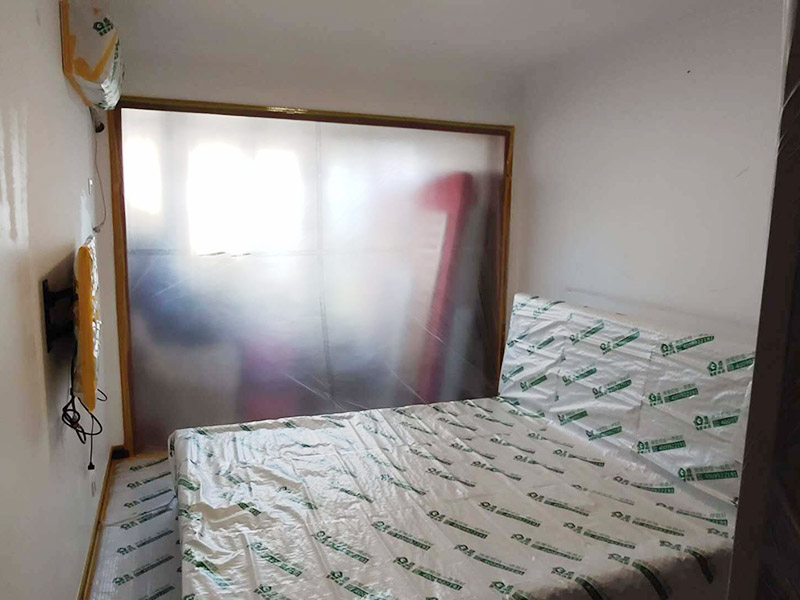 成品家具保護措施：各類裝修物料的進場、建筑裝修垃圾的清理都必須經(jīng)過入戶門。在對物品進行搬運時，難免會與入戶門發(fā)生磕碰及摩擦。水電改造是基礎(chǔ)裝修，水電裝修的質(zhì)量好壞，直接決定著后期的施工和使用。因此，在進行水電改造時，同樣需要做好成品保護工作。水電改造完成后，應(yīng)當對各種管線進行規(guī)范的固定，以防脫落;對裸露的線頭要進行包裹，以防發(fā)生觸電的危險;做好地面裸線管的固定和保護，防止被踩壞。同時，在搬運物料時，也不要破壞地面鋪設(shè)的管線。進行裝修施工時，磁環(huán)邊鋪邊勾縫，在崗鋪設(shè)的瓷磚、地板上堆放雜物、走動踩踏，地板沒有使用成品保護膜覆蓋等都會影響瓷磚及地板的鋪貼效果，使瓷磚出現(xiàn)施工質(zhì)量問題。