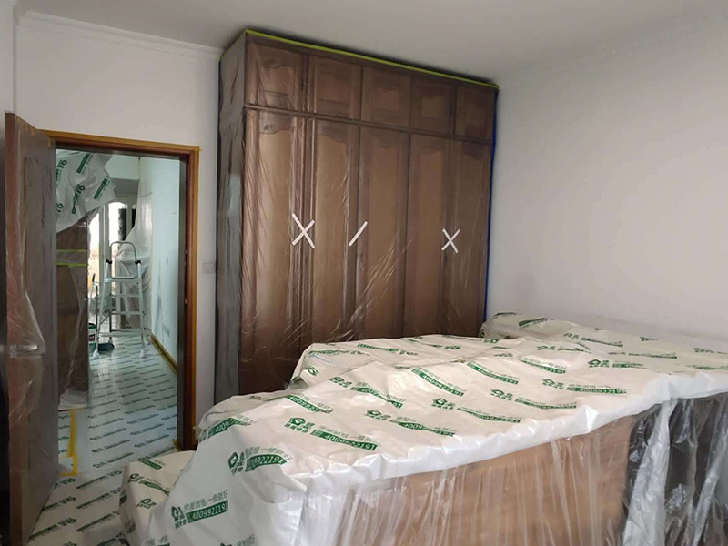 成品家具保護措施：各類裝修物料的進場、建筑裝修垃圾的清理都必須經(jīng)過入戶門。在對物品進行搬運時，難免會與入戶門發(fā)生磕碰及摩擦。水電改造是基礎(chǔ)裝修，水電裝修的質(zhì)量好壞，直接決定著后期的施工和使用。因此，在進行水電改造時，同樣需要做好成品保護工作。水電改造完成后，應(yīng)當對各種管線進行規(guī)范的固定，以防脫落;對裸露的線頭要進行包裹，以防發(fā)生觸電的危險;做好地面裸線管的固定和保護，防止被踩壞。同時，在搬運物料時，也不要破壞地面鋪設(shè)的管線。進行裝修施工時，磁環(huán)邊鋪邊勾縫，在崗鋪設(shè)的瓷磚、地板上堆放雜物、走動踩踏，地板沒有使用成品保護膜覆蓋等都會影響瓷磚及地板的鋪貼效果，使瓷磚出現(xiàn)施工質(zhì)量問題。