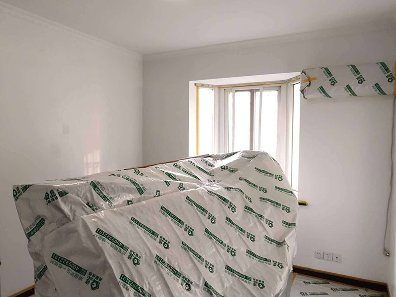 成品家具保護措施：各類裝修物料的進場、建筑裝修垃圾的清理都必須經(jīng)過入戶門。在對物品進行搬運時，難免會與入戶門發(fā)生磕碰及摩擦。水電改造是基礎(chǔ)裝修，水電裝修的質(zhì)量好壞，直接決定著后期的施工和使用。因此，在進行水電改造時，同樣需要做好成品保護工作。水電改造完成后，應(yīng)當對各種管線進行規(guī)范的固定，以防脫落;對裸露的線頭要進行包裹，以防發(fā)生觸電的危險;做好地面裸線管的固定和保護，防止被踩壞。同時，在搬運物料時，也不要破壞地面鋪設(shè)的管線。進行裝修施工時，磁環(huán)邊鋪邊勾縫，在崗鋪設(shè)的瓷磚、地板上堆放雜物、走動踩踏，地板沒有使用成品保護膜覆蓋等都會影響瓷磚及地板的鋪貼效果，使瓷磚出現(xiàn)施工質(zhì)量問題。