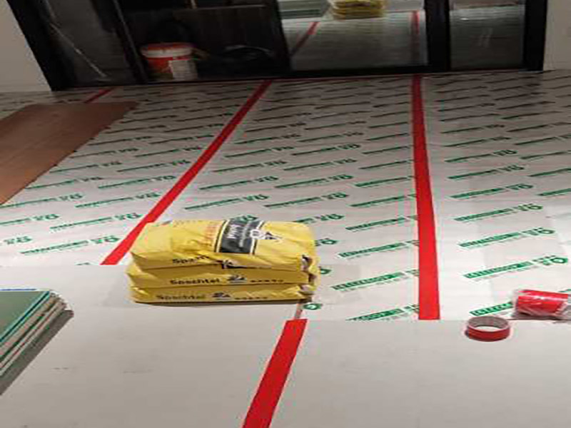 地面保護(hù)方案：入戶門的保護(hù) 各種裝修物料的進(jìn)場(chǎng)以及各種建筑裝修的清理，都會(huì)經(jīng)過入戶門，這些物品在搬運(yùn)的過程中，與入戶門發(fā)生磕碰、摩擦的機(jī)率大大增加，所以，第一個(gè)需要做好成品保護(hù)的地方就是我們的入戶門。建議：在裝修開工前直到家具進(jìn)場(chǎng)期間，都需要對(duì)入戶門進(jìn)行保護(hù)！對(duì)于這一點(diǎn)，可以使用成品保護(hù)膜將門包裹。 二、水電改造時(shí)的保護(hù) 1、電路改造的時(shí)候，能開槽的地方盡量開槽。 2、不能開槽的地方一定要做好固定和保護(hù)。 3、下水管要封好 。4、對(duì)裸露的線頭盡量進(jìn)行包裹。 三、瓷磚、地板的鋪貼保護(hù) 瓷磚、地板的鋪裝，也屬于基礎(chǔ)裝修的部分，經(jīng)常發(fā)現(xiàn)瓷磚施工時(shí)和施工后都沒有做成品保護(hù)工作，具體的表現(xiàn)有：瓷磚邊鋪邊勾縫、在剛鋪的瓷磚、地板上堆放雜物、剛鋪的瓷磚就在上面走動(dòng)踩踏、地面瓷磚、地板沒有使用成品保護(hù)膜覆蓋等，這些都會(huì)影響瓷磚的鋪貼效果，造成瓷磚的施工質(zhì)量問題。 