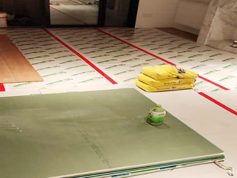 地面保護(hù)方案：入戶門的保護(hù) 各種裝修物料的進(jìn)場(chǎng)以及各種建筑裝修的清理，都會(huì)經(jīng)過入戶門，這些物品在搬運(yùn)的過程中，與入戶門發(fā)生磕碰、摩擦的機(jī)率大大增加，所以，第一個(gè)需要做好成品保護(hù)的地方就是我們的入戶門。建議：在裝修開工前直到家具進(jìn)場(chǎng)期間，都需要對(duì)入戶門進(jìn)行保護(hù)！對(duì)于這一點(diǎn)，可以使用成品保護(hù)膜將門包裹。 二、水電改造時(shí)的保護(hù) 1、電路改造的時(shí)候，能開槽的地方盡量開槽。 2、不能開槽的地方一定要做好固定和保護(hù)。 3、下水管要封好 。4、對(duì)裸露的線頭盡量進(jìn)行包裹。 三、瓷磚、地板的鋪貼保護(hù) 瓷磚、地板的鋪裝，也屬于基礎(chǔ)裝修的部分，經(jīng)常發(fā)現(xiàn)瓷磚施工時(shí)和施工后都沒有做成品保護(hù)工作，具體的表現(xiàn)有：瓷磚邊鋪邊勾縫、在剛鋪的瓷磚、地板上堆放雜物、剛鋪的瓷磚就在上面走動(dòng)踩踏、地面瓷磚、地板沒有使用成品保護(hù)膜覆蓋等，這些都會(huì)影響瓷磚的鋪貼效果，造成瓷磚的施工質(zhì)量問題。 