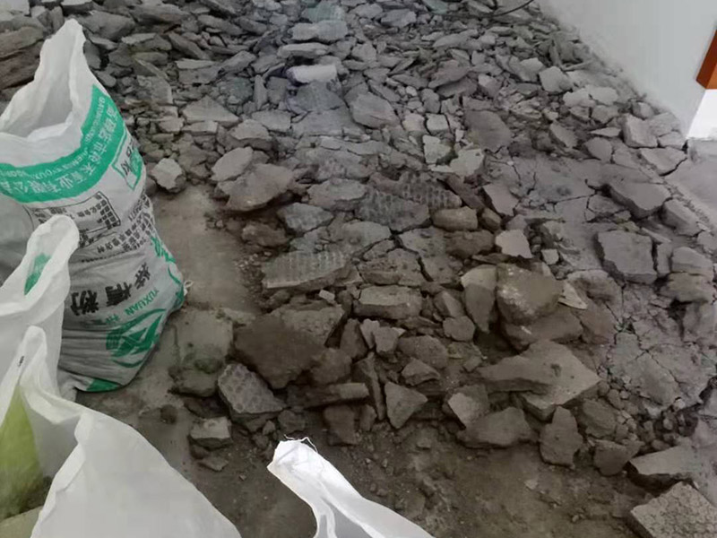 客廳地磚拆除施工：為了更好的拆除地磚，我們可以優(yōu)先從大門口那塊開始，因為可以更快的找到接縫，比較容易撬開。找到接縫，用扁口鑿往里撬。如何水泥砂漿還不是特別牢固的話，用錘子將扁口鑿輕敲進縫隙內(nèi)，就可以瞬間將整塊地磚撬起拆除。