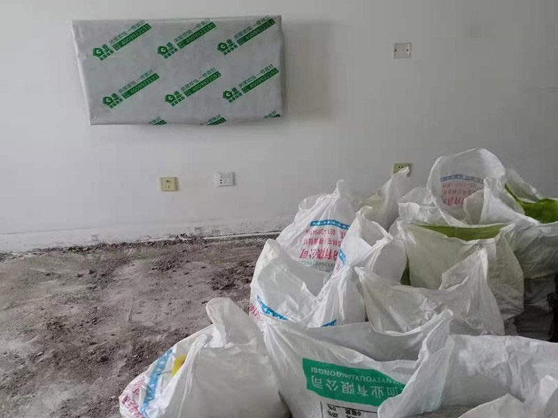 客廳家具家電保護：若是翻新墻面，在進場施工前，就需要把靠近墻面的東西搬移出一定的距離，比如床、電視柜、沙發(fā)、空調(diào)等，最好移到房子中間，方便施工的同時，可以做到集中遮蓋保護，避免家具家電在施工中磕碰。對于無法搬動的設(shè)備，比如嵌入式家具、門窗、空調(diào)掛機等，要進行遮蔽保護，避免基層處理和涂刷時被弄臟。在保護時，要根據(jù)被包裹物體的類型和大小，選擇遮蔽保護膜的類型和大小，確保物體被安全保護，四面包裹無死角，且保護膜平整。