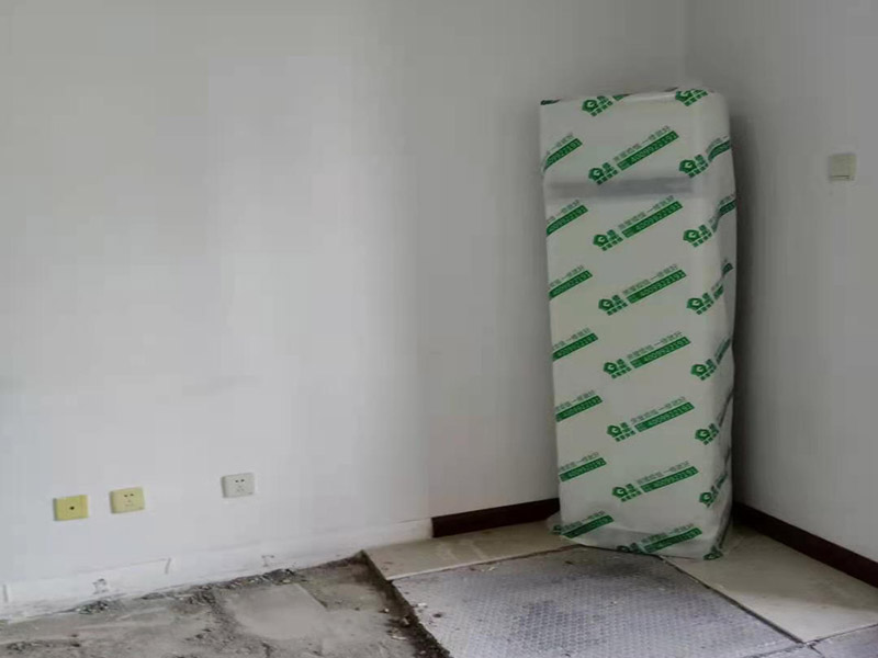 客廳家具家電保護：若是翻新墻面，在進場施工前，就需要把靠近墻面的東西搬移出一定的距離，比如床、電視柜、沙發(fā)、空調(diào)等，最好移到房子中間，方便施工的同時，可以做到集中遮蓋保護，避免家具家電在施工中磕碰。對于無法搬動的設(shè)備，比如嵌入式家具、門窗、空調(diào)掛機等，要進行遮蔽保護，避免基層處理和涂刷時被弄臟。在保護時，要根據(jù)被包裹物體的類型和大小，選擇遮蔽保護膜的類型和大小，確保物體被安全保護，四面包裹無死角，且保護膜平整。