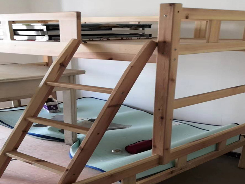 兒童房上下鋪安裝:實木上下鋪，要分開安裝，先裝下鋪。在安裝的時候，一定要先把下鋪安裝好，安裝好下鋪以后才能把上鋪安裝好。先安裝下鋪，能夠起到很好的固定作用，目的就是為了能夠在安裝的時候比較方便。實木上下鋪，先安裝上鋪，也是為了后續(xù)施工比較方便，能夠節(jié)省一定的時間。裝完下鋪以后，我們就要開始安裝上鋪了。上鋪的安裝方法是和下鋪一樣的，不過都是要在安裝過程中注意，一定要連接固定，牢固的床鋪使用時間才能更久，在使用的時候，即使發(fā)出聲響也會比較小，不會出現(xiàn)太大的問題。 接下來就是一體式的上下鋪就比較好安裝了。一體式的上下鋪安裝更簡單，只要把板材鋪設好就可以使用了。一般一體式的都是廠家直接安裝好的，根本不需要再去費力安裝，也是比較方便的。