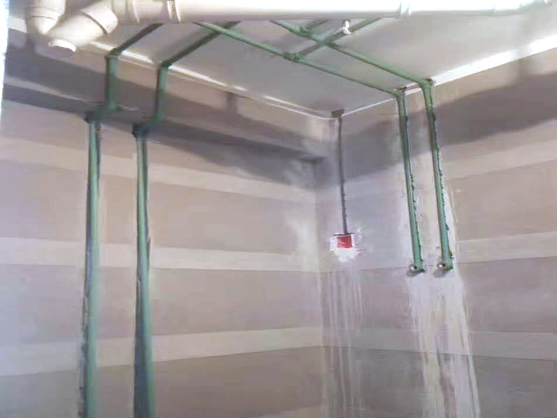 水電線路安裝方案：首先要根據(jù)裝設(shè)計(jì)圖紙對房屋進(jìn)行部分的改造,如對某些墻體的砸除,對某些部位的修改。管道開槽,管道開槽包括兩部分,一是水管管道開槽,二是電信線路開槽。特別要注意的是, 要將強(qiáng)電與弱電,開關(guān)、空調(diào)插座與電器插座分開走線,且注意開關(guān)插座底合安裝時(shí)必須水平垂直,這樣使后面的面板安裝會(huì)更平整。