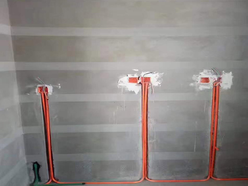 水電線路安裝方案：首先要根據(jù)裝設(shè)計(jì)圖紙對房屋進(jìn)行部分的改造,如對某些墻體的砸除,對某些部位的修改。管道開槽,管道開槽包括兩部分,一是水管管道開槽,二是電信線路開槽。特別要注意的是, 要將強(qiáng)電與弱電,開關(guān)、空調(diào)插座與電器插座分開走線,且注意開關(guān)插座底合安裝時(shí)必須水平垂直,這樣使后面的面板安裝會(huì)更平整。