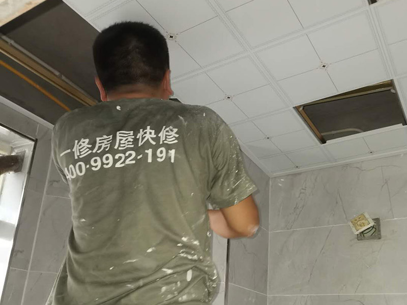 衛(wèi)生間吊頂安裝：吊頂安裝的第一個(gè)步驟就是邊角線安裝了。邊角線的安裝是為了確定吊頂?shù)陌惭b高度和安裝水平，也是為了接下來(lái)的龍骨安裝做鋪墊，方便后續(xù)的工作。在吊頂?shù)陌惭b中，有六根螺桿將會(huì)承擔(dān)起整個(gè)吊頂?shù)闹亓?。在安裝螺桿時(shí)，我們要注意安裝師傅是不是在不影響電器安裝的情況下打的孔。龍骨安裝可以說(shuō)是吊頂安裝中最為重要的一部分了。因?yàn)辇埞鞘钦麄€(gè)吊頂扣板的承重物，也是做造型的關(guān)鍵?？郯寰褪俏覀兲ь^，能看到的吊頂?shù)牟糠至?。扣板在龍骨安裝好、電器口預(yù)留好了之后就可以進(jìn)行安裝。安裝扣板時(shí)，安裝師傅會(huì)按照扣板四邊的膜上的箭頭方向來(lái)進(jìn)行安裝。一般來(lái)說(shuō)，第一排的扣板會(huì)用美工刀做一些切割，這樣才會(huì)既美觀又堆成。切割口也會(huì)對(duì)著墻面，不會(huì)露出來(lái)。