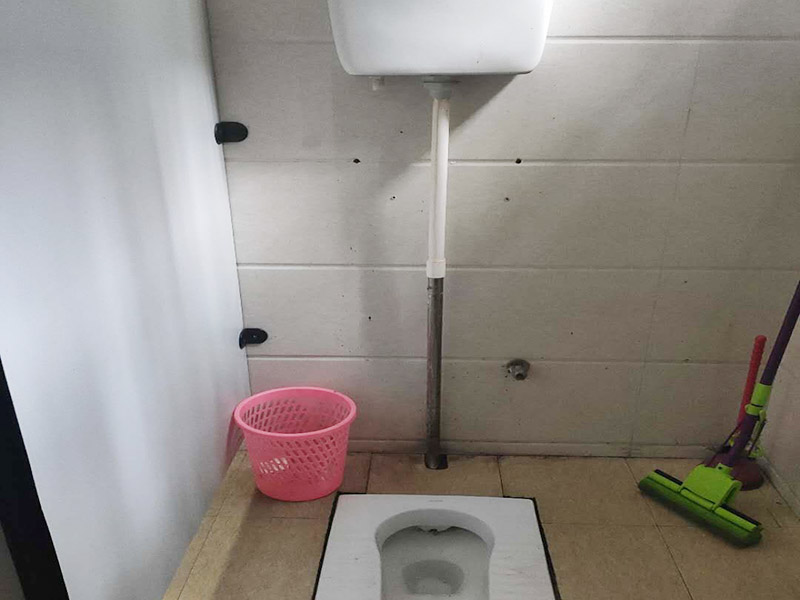 蹲便器管道更換:建議把舊的蹲便器取下來后，將周圍處理干凈，再重新做防水比較保險，并且要在離墻適當?shù)奈恢妙A留好下水管道，更換好蹲便器后，還要在出水口邊緣涂上一層玻璃膠，最后，打開進水系統(tǒng)進行測試，檢查各接合處是否出現(xiàn)漏水情況。