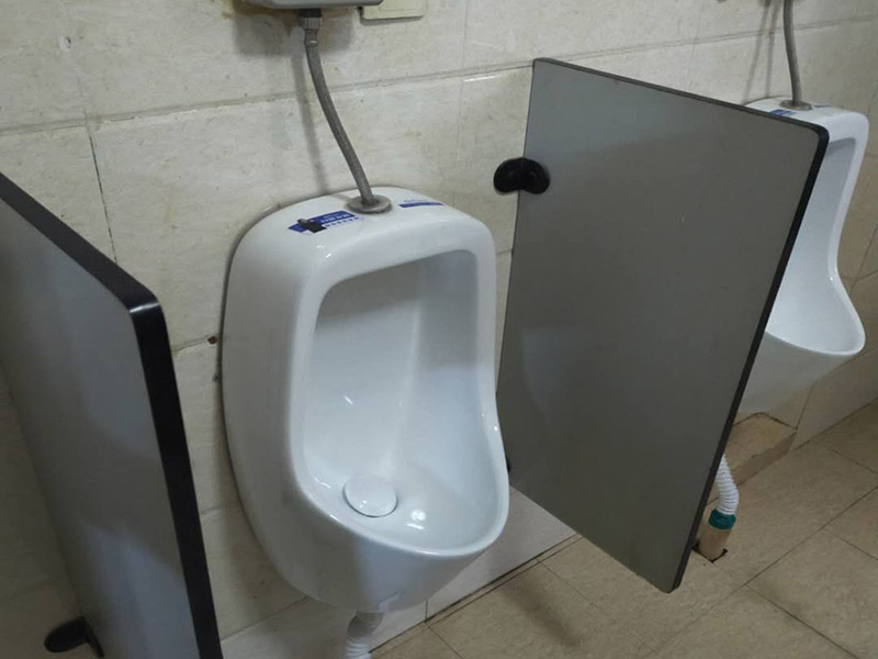 蹲便器管道更換:建議把舊的蹲便器取下來后，將周圍處理干凈，再重新做防水比較保險，并且要在離墻適當?shù)奈恢妙A留好下水管道，更換好蹲便器后，還要在出水口邊緣涂上一層玻璃膠，最后，打開進水系統(tǒng)進行測試，檢查各接合處是否出現(xiàn)漏水情況。