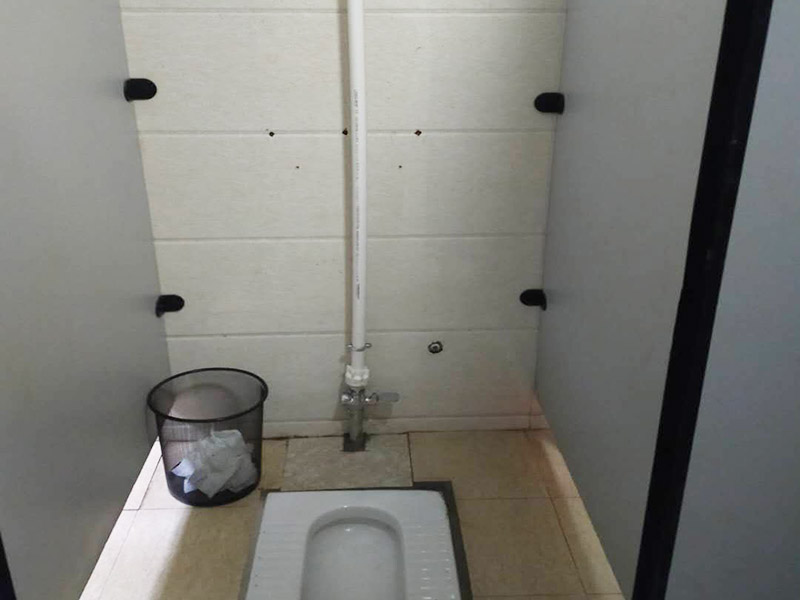 蹲便器管道更換:建議把舊的蹲便器取下來后，將周圍處理干凈，再重新做防水比較保險，并且要在離墻適當?shù)奈恢妙A留好下水管道，更換好蹲便器后，還要在出水口邊緣涂上一層玻璃膠，最后，打開進水系統(tǒng)進行測試，檢查各接合處是否出現(xiàn)漏水情況。