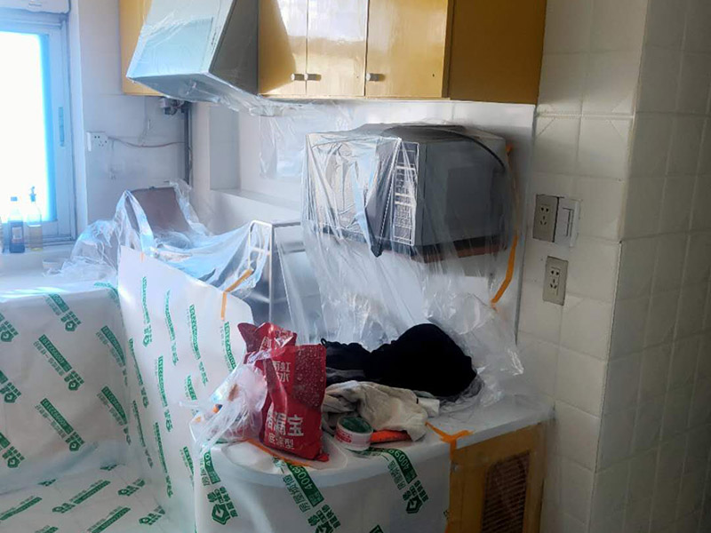 家具地板保護(hù)措施：1、在家具進(jìn)場(chǎng)時(shí)先在地板上鋪一層毛毯或是硬紙殼，可以有效減少家具和地板的摩擦，從而達(dá)到保護(hù)地板的目的。 2、工人在搬家具的時(shí)候，需要先在家具的棱角部分包上一層保護(hù)膜，這樣不但可以避免擦傷地板，同時(shí)也可以防止在搬弄家具的時(shí)候產(chǎn)生一些磕磕碰碰的現(xiàn)象，傷害到家具。