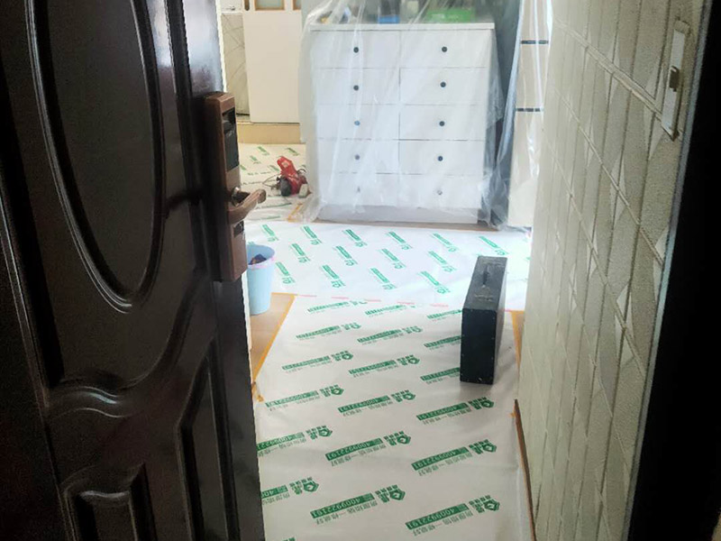 家具地板保護(hù)措施：1、在家具進(jìn)場(chǎng)時(shí)先在地板上鋪一層毛毯或是硬紙殼，可以有效減少家具和地板的摩擦，從而達(dá)到保護(hù)地板的目的。 2、工人在搬家具的時(shí)候，需要先在家具的棱角部分包上一層保護(hù)膜，這樣不但可以避免擦傷地板，同時(shí)也可以防止在搬弄家具的時(shí)候產(chǎn)生一些磕磕碰碰的現(xiàn)象，傷害到家具。