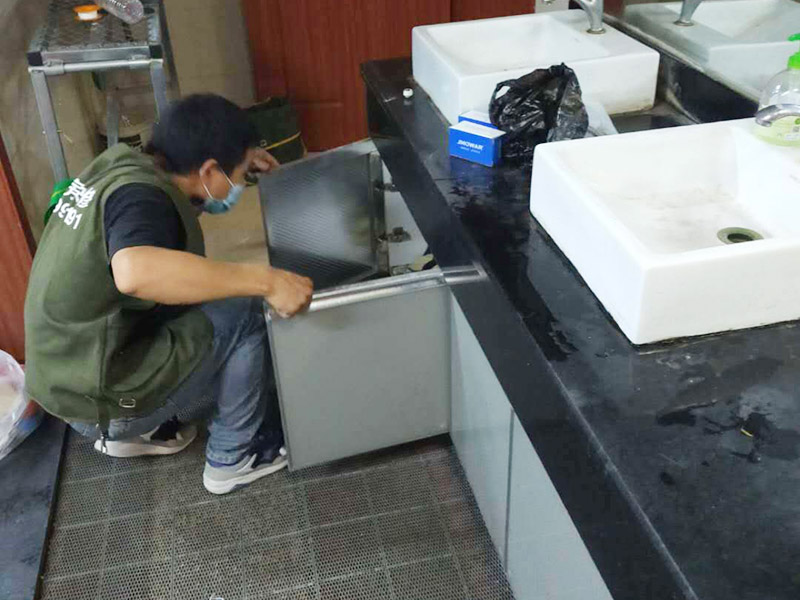 衛(wèi)生間臺(tái)盆安裝：拆掉原來損壞的下水器，并用刀對(duì)面盆下水口進(jìn)行清理，確保干凈無雜物。這樣會(huì)確保安裝以后不漏水。將下水器拆分，先安裝中間部分，將密封圈下部取下，水管對(duì)準(zhǔn)溢水口，輕輕放入并旋轉(zhuǎn)使密封圈和溢水口緊密貼合。將下部密封圈安裝在下水管和面盆接觸的位置，逆時(shí)針擰動(dòng)螺絲使下部密封圈和面盆緊密貼合，一般質(zhì)量好的密封圈手動(dòng)安裝就可以保證密封效果，如果手動(dòng)不能擰緊可借助扳手。將下水管道上口對(duì)準(zhǔn)下水器下口，接好下水管道。如果采用的防臭型，要注意下水管和地漏連接部位緊密結(jié)合。