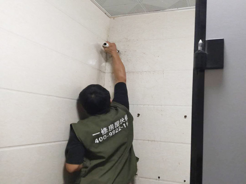 衛(wèi)生間臺(tái)盆安裝：拆掉原來損壞的下水器，并用刀對(duì)面盆下水口進(jìn)行清理，確保干凈無雜物。這樣會(huì)確保安裝以后不漏水。將下水器拆分，先安裝中間部分，將密封圈下部取下，水管對(duì)準(zhǔn)溢水口，輕輕放入并旋轉(zhuǎn)使密封圈和溢水口緊密貼合。將下部密封圈安裝在下水管和面盆接觸的位置，逆時(shí)針擰動(dòng)螺絲使下部密封圈和面盆緊密貼合，一般質(zhì)量好的密封圈手動(dòng)安裝就可以保證密封效果，如果手動(dòng)不能擰緊可借助扳手。將下水管道上口對(duì)準(zhǔn)下水器下口，接好下水管道。如果采用的防臭型，要注意下水管和地漏連接部位緊密結(jié)合。