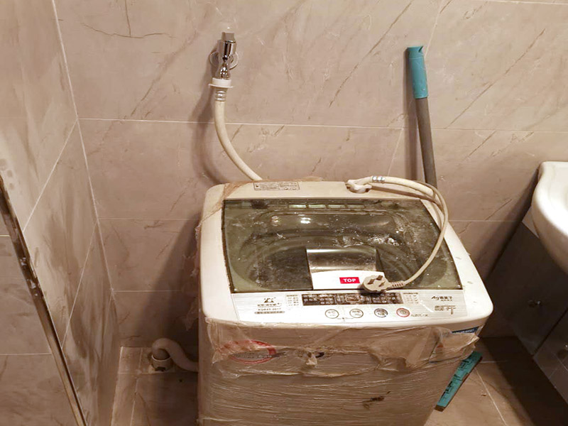 衛(wèi)生間水管角閥安裝:首先將水總閥門關(guān)閉。將du要安裝角閥的接口清理干凈，將原角閥換掉之后，要細(xì)心清理水銹，并清空管內(nèi)殘余的水。選擇合適的角閥。將角閥上的閥門關(guān)閉，認(rèn)清角閥的兩個接口要接在什么地方。用生膠帶將角閥的絲口纏緊，一層一層，從內(nèi)向外的纏。注意，通常要纏5層以上，不怕厚。將角閥順著絲口的連接方向，旋轉(zhuǎn)擰緊墻體的絲口中。注意往里擰的時候不要用蠻勁兒，可以先用手的力量擰緊，擰緊后，可借助扳手等工具，將角閥多擰半圈，盡量將出水口位置調(diào)整為方便連接水管的位置。將上水管接到角閥的另一個接口上。接好后開總閥供水實驗是否漏水。