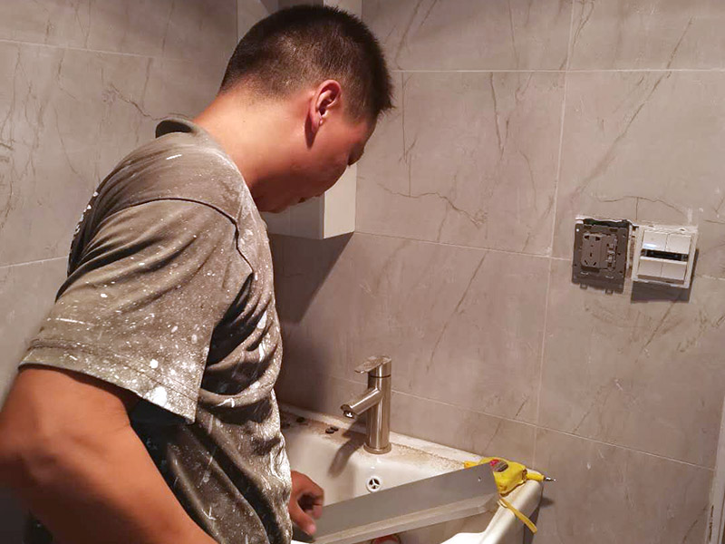 浴室柜安裝案例：在安裝之前應(yīng)該檢查一下配件是否齊全。安裝三角閥時(shí)，要確認(rèn)冷熱水管是不是保持平線。 緊接著就是測(cè)量距離，并安裝下水管道。在涂抹膠水時(shí)一定要狠均勻，這樣才能確保關(guān)于管間的鏈接是否緊密。之后便可以安裝柜腳角了，看看角是不是都在同一個(gè)水平面上，安裝好之后可以做一個(gè)適當(dāng)?shù)恼{(diào)整。 浴室柜應(yīng)該靠墻放好，看看進(jìn)出水管的位置安置的是否得當(dāng)，如果不合適的話一定要稍作改動(dòng)。