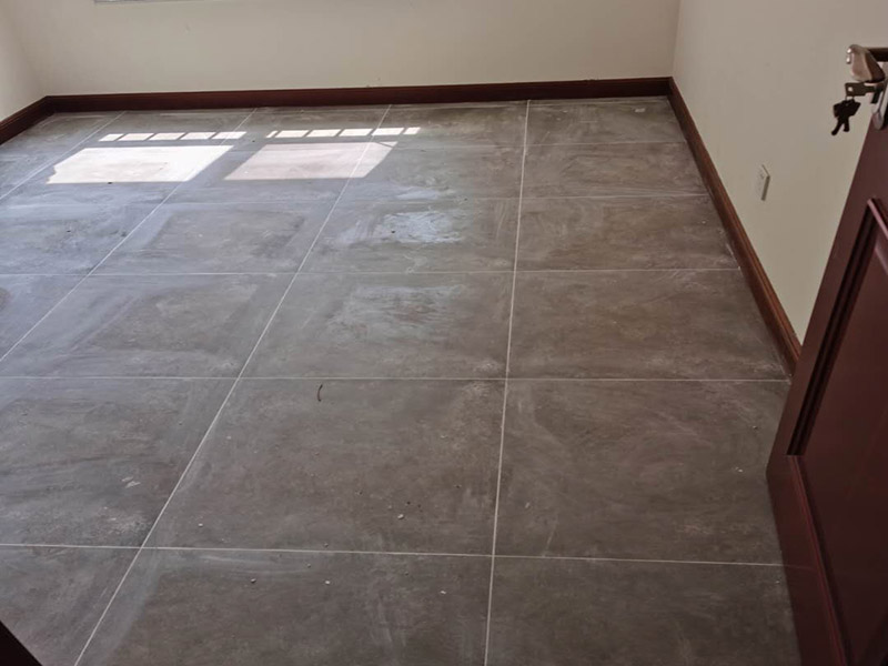 地磚拆除重貼瓷磚：1、混凝土地面應將基層鑿毛，鑿毛深度5~10毫米，鑿毛痕的間距為30毫米左右。之后，清凈浮灰，砂漿、油漬，產(chǎn)散水刷少將地面。 2、鋪貼前應彈好線，在地面彈出與門道口成直角的基準線，彈線應從門口開始，以保證進口處為整磚，非整磚置于陰角或家具下面，彈線應彈出縱橫定位控制線。 3、鋪貼陶瓷地面磚前，應先將陶瓷地面磚浸泡陰干。 4、鋪貼時，水泥砂漿應飽滿地抹在陶瓷地面磚背面，鋪貼后用橡皮棰敲實。同時，用水平尺檢查校正，擦凈表面水泥砂漿。 5、鋪貼完2~3小時后，用白水泥擦縫，縫要填充密實，平整光滑。