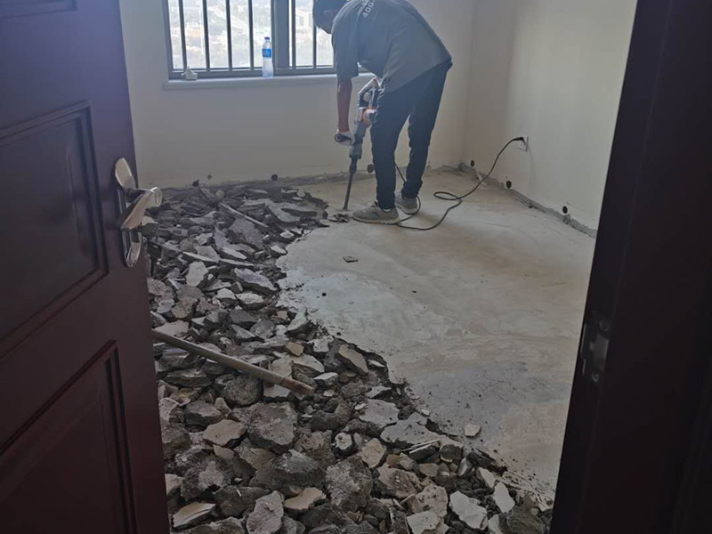 地磚拆除重貼瓷磚：1、混凝土地面應將基層鑿毛，鑿毛深度5~10毫米，鑿毛痕的間距為30毫米左右。之后，清凈浮灰，砂漿、油漬，產(chǎn)散水刷少將地面。 2、鋪貼前應彈好線，在地面彈出與門道口成直角的基準線，彈線應從門口開始，以保證進口處為整磚，非整磚置于陰角或家具下面，彈線應彈出縱橫定位控制線。 3、鋪貼陶瓷地面磚前，應先將陶瓷地面磚浸泡陰干。 4、鋪貼時，水泥砂漿應飽滿地抹在陶瓷地面磚背面，鋪貼后用橡皮棰敲實。同時，用水平尺檢查校正，擦凈表面水泥砂漿。 5、鋪貼完2~3小時后，用白水泥擦縫，縫要填充密實，平整光滑。