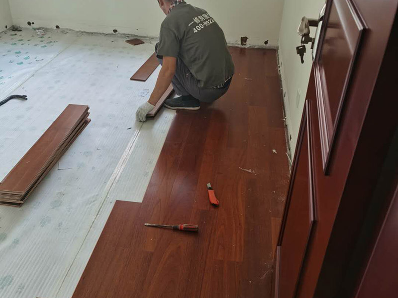 木地板鋪貼案例：首先清理地面。地面已經(jīng)清理干凈、平整之后，先要鋪設(shè)一層防潮地墊。這一層至少要20-30厘米(大約8英寸)在離墻大約預(yù)留1-3英寸的空隙?，F(xiàn)在可以安裝已經(jīng)選好花色的地板了。需要注意的是所鋪設(shè)的防潮地墊只需要鋪設(shè)大致5&mdash;10排的地板。然后為了防止地板的第一行的地板滑動(dòng)，必須用間隔的裝置或者楔子固定。第一行余下的板通常用在第二行的開頭。要確保第二行板的接口與第一行板的接口錯(cuò)開的長度至少30厘米。