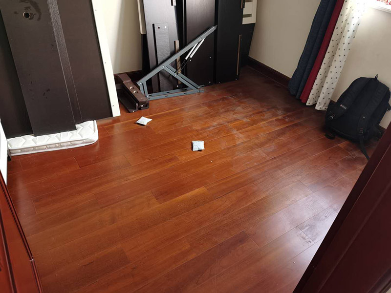 木地板鋪貼案例：首先清理地面。地面已經(jīng)清理干凈、平整之后，先要鋪設(shè)一層防潮地墊。這一層至少要20-30厘米(大約8英寸)在離墻大約預(yù)留1-3英寸的空隙。現(xiàn)在可以安裝已經(jīng)選好花色的地板了。需要注意的是所鋪設(shè)的防潮地墊只需要鋪設(shè)大致5&mdash;10排的地板。然后為了防止地板的第一行的地板滑動(dòng)，必須用間隔的裝置或者楔子固定。第一行余下的板通常用在第二行的開頭。要確保第二行板的接口與第一行板的接口錯(cuò)開的長度至少30厘米。