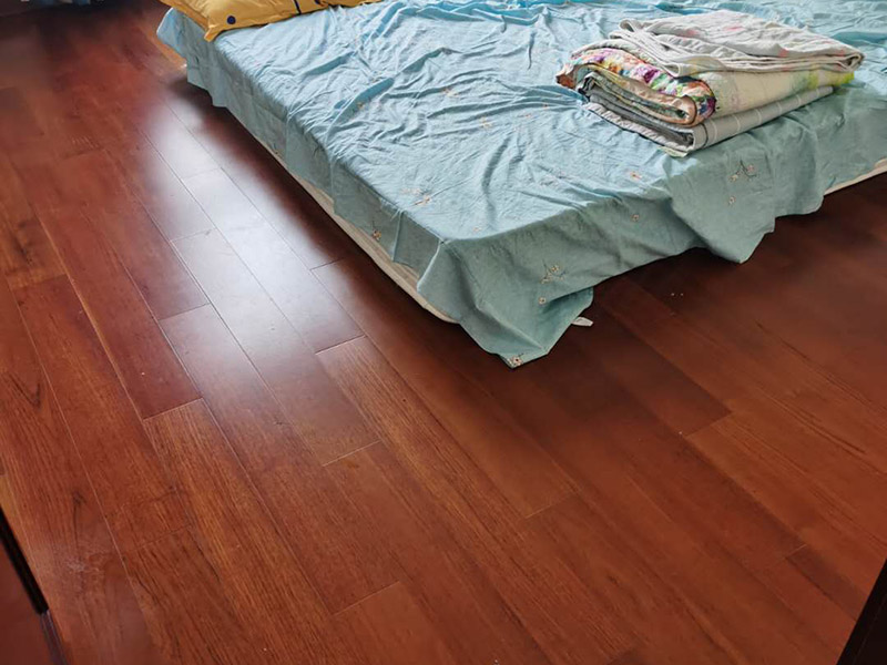 木地板鋪貼案例：首先清理地面。地面已經(jīng)清理干凈、平整之后，先要鋪設(shè)一層防潮地墊。這一層至少要20-30厘米(大約8英寸)在離墻大約預(yù)留1-3英寸的空隙?，F(xiàn)在可以安裝已經(jīng)選好花色的地板了。需要注意的是所鋪設(shè)的防潮地墊只需要鋪設(shè)大致5&mdash;10排的地板。然后為了防止地板的第一行的地板滑動(dòng)，必須用間隔的裝置或者楔子固定。第一行余下的板通常用在第二行的開頭。要確保第二行板的接口與第一行板的接口錯(cuò)開的長度至少30厘米。