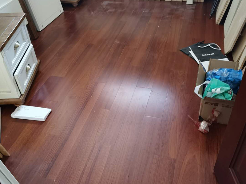 木地板鋪貼案例：首先清理地面。地面已經(jīng)清理干凈、平整之后，先要鋪設(shè)一層防潮地墊。這一層至少要20-30厘米(大約8英寸)在離墻大約預(yù)留1-3英寸的空隙。現(xiàn)在可以安裝已經(jīng)選好花色的地板了。需要注意的是所鋪設(shè)的防潮地墊只需要鋪設(shè)大致5&mdash;10排的地板。然后為了防止地板的第一行的地板滑動(dòng)，必須用間隔的裝置或者楔子固定。第一行余下的板通常用在第二行的開頭。要確保第二行板的接口與第一行板的接口錯(cuò)開的長度至少30厘米。