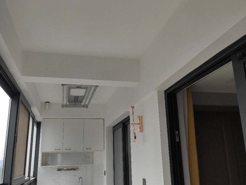 陽臺櫥柜裝修設(shè)計：在陽臺櫥柜裝修前須做好陽臺裝修，做好陽臺這些的防塵措施、防水措施、防陽光暴曬措施等，陽臺櫥柜的選材要特別注意抗老化，因為陽臺櫥柜比起其它地方的櫥柜來說陽光更容易照射到和照射時間更長，因此對于陽臺櫥柜的材料要耐老化。陽臺櫥柜裝修中，防水也是非常關(guān)鍵的，因為即使陽臺裝修時防水做的夠好，但因陽臺內(nèi)、外地理位置關(guān)系，相比平常廚房更需要加強相應(yīng)的陽臺櫥柜防水哦。陽臺櫥柜裝修完之后，因所處位置的關(guān)系而導(dǎo)致陽臺櫥柜更容易積累粉塵，因此要經(jīng)常進(jìn)行清潔，保持陽臺櫥柜整潔干凈。