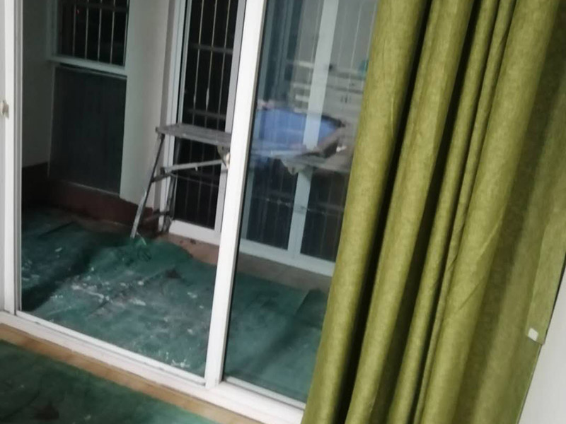 地面保護措施：入戶門的保護 各種裝修物料的進場以及各種建筑裝修的清理，都會經(jīng)過入戶門，這些物品在搬運的過程中，與入戶門發(fā)生磕碰、摩擦的機率大大增加，所以，第一個需要做好成品保護的地方就是我們的入戶門。建議：在裝修開工前直到家具進場期間，都需要對入戶門進行保護！對于這一點，可以使用成品保護膜將門包裹。