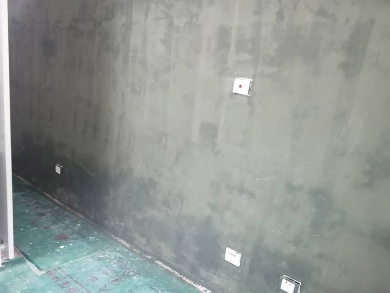 墻面膩子鏟除翻新:在墻面翻新之前，一定要注意，必須把原來的膩子全部鏟掉，露出最里面的水泥層，不過如果墻面出現(xiàn)大面積的空鼓、粉化現(xiàn)象，建議鏟除到磚層，這樣做雖然耗時耗力，但是能確保翻新之后的墻面耐用美觀。鏟過墻皮后需要批刮膩子，當(dāng)然，選擇顆粒細(xì)度較高和質(zhì)地較硬的膩子最好不過，而且在膩子中加入白乳膠還可以提高其硬度，然后我們檢查一下裂縫，出現(xiàn)裂縫可以用牛皮紙袋和白乳膠貼在裂縫上，在墻面找平時，一般用石膏對表面進行修補并用砂紙打磨。一般老房子容易出現(xiàn)墻面發(fā)霉的狀況，尤其是潮濕氣候的地方更為嚴(yán)重，這時候在翻新時，做好防潮處理就顯得很重要了，在做衛(wèi)生間和廚房的墻面防潮處理的時候，一定要注意與防水區(qū)分開來，而且防潮應(yīng)該在墻面的水泥基面上做，不然是沒有效果的。