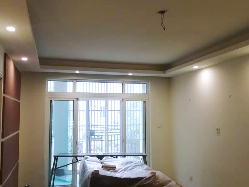 墻面膩子鏟除翻新:在墻面翻新之前，一定要注意，必須把原來的膩子全部鏟掉，露出最里面的水泥層，不過如果墻面出現(xiàn)大面積的空鼓、粉化現(xiàn)象，建議鏟除到磚層，這樣做雖然耗時耗力，但是能確保翻新之后的墻面耐用美觀。鏟過墻皮后需要批刮膩子，當(dāng)然，選擇顆粒細(xì)度較高和質(zhì)地較硬的膩子最好不過，而且在膩子中加入白乳膠還可以提高其硬度，然后我們檢查一下裂縫，出現(xiàn)裂縫可以用牛皮紙袋和白乳膠貼在裂縫上，在墻面找平時，一般用石膏對表面進行修補并用砂紙打磨。一般老房子容易出現(xiàn)墻面發(fā)霉的狀況，尤其是潮濕氣候的地方更為嚴(yán)重，這時候在翻新時，做好防潮處理就顯得很重要了，在做衛(wèi)生間和廚房的墻面防潮處理的時候，一定要注意與防水區(qū)分開來，而且防潮應(yīng)該在墻面的水泥基面上做，不然是沒有效果的。