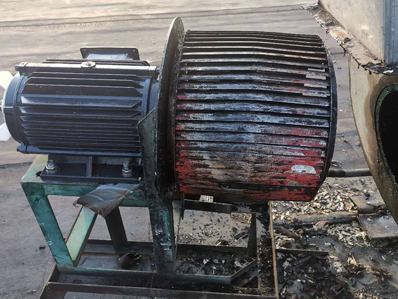 風機電機翻新:更換風機皮帶前應(yīng)先拉閘斷電，待風機停穩(wěn)后再進行操作。更換皮帶需兩人進行作業(yè)，并保持現(xiàn)場有一定的光照強度。松動靠近電機風輪側(cè)的調(diào)節(jié)頂絲的固定裝置，調(diào)節(jié)電機表冷器側(cè)的調(diào)節(jié)頂絲 ，盡量減小風機皮帶輪與電機皮帶輪之間的間距（如果一次調(diào)節(jié)皮帶輪之間的間距不夠小，可向前移動電機表冷器側(cè)的調(diào)節(jié)裝置，繼續(xù)調(diào)節(jié)，直到合適為止）。