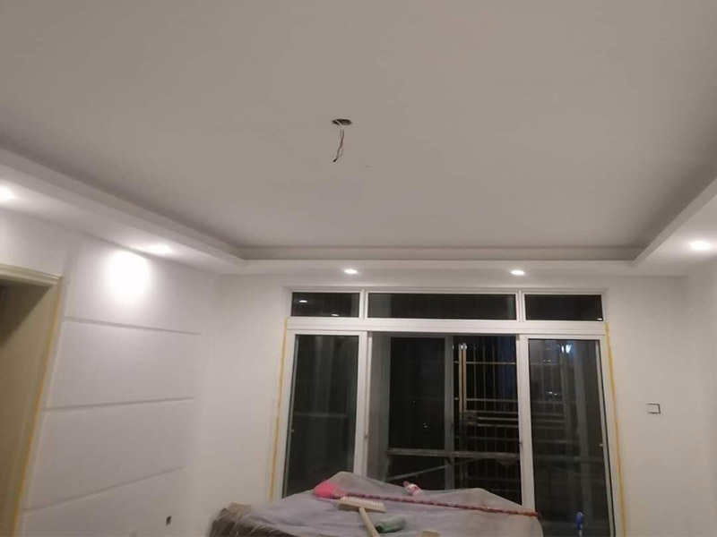 墻壁翻新裝修：首先在做翻新的時候一定要把之前的墻面給處理干凈，粉化嚴(yán)重的一定要鏟除干凈。由于之前的墻面有刷過油漆和乳膠漆，所在做完鏟除后一定要做打磨處理，將原來墻體上的結(jié)實(shí)的表皮及浮沉全部清理掉，如果說墻體出現(xiàn)小部分的凹陷以及裂縫的話可以用膩?zhàn)由晕⑻钛a(bǔ)一下。清理干凈的墻面一定要刷一道底漆，墻面底漆的主要作用就是抗堿防潮、封固基材、保護(hù)面漆、提高面漆的質(zhì)量以及遮蓋力。上面漆之前要裝油漆按照漆桶的說明配比及涂刷，要準(zhǔn)備足夠的量，保證顏色的相同，不要因?yàn)榱可偃绷亢髞磉M(jìn)行后補(bǔ)，這樣很容易發(fā)生色差的問題。刷面漆時要選擇質(zhì)量好的刷漆滾筒，這樣刷出來的質(zhì)地才會更加的均勻好看。