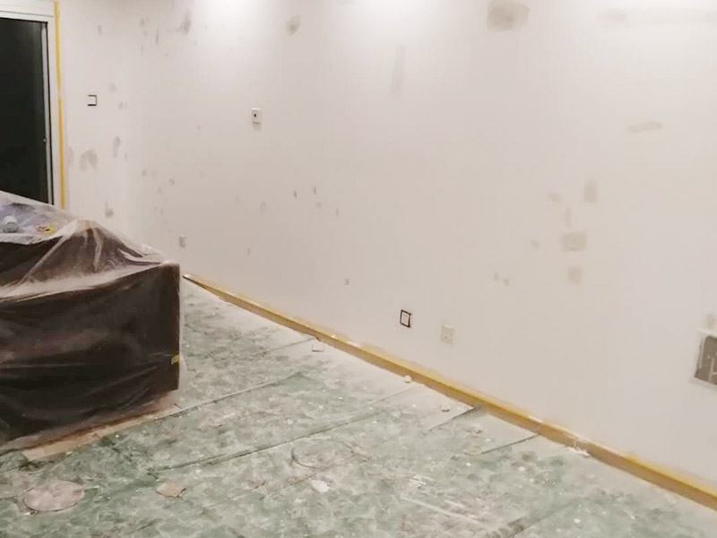 墻壁翻新裝修：首先在做翻新的時候一定要把之前的墻面給處理干凈，粉化嚴(yán)重的一定要鏟除干凈。由于之前的墻面有刷過油漆和乳膠漆，所在做完鏟除后一定要做打磨處理，將原來墻體上的結(jié)實(shí)的表皮及浮沉全部清理掉，如果說墻體出現(xiàn)小部分的凹陷以及裂縫的話可以用膩?zhàn)由晕⑻钛a(bǔ)一下。清理干凈的墻面一定要刷一道底漆，墻面底漆的主要作用就是抗堿防潮、封固基材、保護(hù)面漆、提高面漆的質(zhì)量以及遮蓋力。上面漆之前要裝油漆按照漆桶的說明配比及涂刷，要準(zhǔn)備足夠的量，保證顏色的相同，不要因?yàn)榱可偃绷亢髞磉M(jìn)行后補(bǔ)，這樣很容易發(fā)生色差的問題。刷面漆時要選擇質(zhì)量好的刷漆滾筒，這樣刷出來的質(zhì)地才會更加的均勻好看。