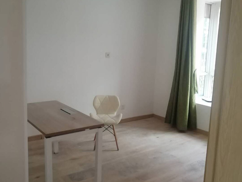 墻面維修翻新:首先在做翻新的時候一定要把之前的墻面給處理干凈，粉化嚴重的一定要鏟除干凈。由于之前的墻面有刷過油漆和乳膠漆，所在做完鏟除后一定要做打磨處理，將原來墻體上的結(jié)實的表皮及浮沉全部清理掉，如果說墻體出現(xiàn)小部分的凹陷以及裂縫的話可以用膩子稍微填補一下。清理干凈的墻面一定要刷一道底漆，墻面底漆的主要作用就是抗堿防潮、封固基材、保護面漆、提高面漆的質(zhì)量以及遮蓋力。尤其是對老房子進行翻新的時候底漆是特別的重要，如果說是直接的上面漆的話墻面就很容易起泡發(fā)霉，時間不久后就會再一次出現(xiàn)脫落現(xiàn)象，不能重蹈覆轍。 在修補的過程中要是沒有做到全面，并且上漆過程已經(jīng)做了的話那就會顯得相當(dāng)?shù)穆闊?，上漆工程完成后的話再對沒有修補到的地方進行修補的話就會很難達到預(yù)想效果，最大的問題就是會導(dǎo)致色差的問題，所以在修補的時候一定要做到仔細、全面，不要為后面的工程造成負擔(dān)。