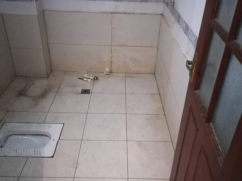 衛(wèi)生間裝修:首先要做得就是衛(wèi)生間的水電改造，在設計的時候，建議結(jié)合水路、電路的安全考慮，而且在設計的時候主要與實用性為主，把防水和電路做好，不然后期出現(xiàn)問題就比較麻煩了，防止安全隱患的發(fā)生?；A工程完了以后，就開始做表面主體工程的裝修了，主要包括墻面、地面和頂面的裝修，就是鋪墻磚、貼地磚和做吊頂這些的施工。在施工的時候按照嚴格的標準來做，才達得到預期的效果。硬裝部分施工完成之后，就可以完善配套的設施了，這個步驟也是關乎到一個衛(wèi)生間的品質(zhì)問題。其配套設備包括了潔具衛(wèi)浴用品，有馬桶、淋浴五金、浴霸、浴室柜等等設備，都需要全面配套到位才好。