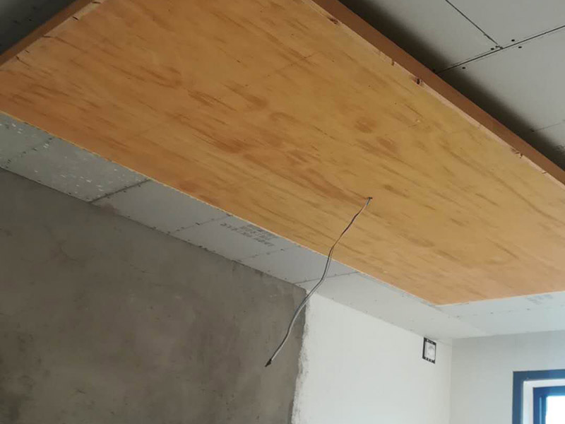 餐廳造型設(shè)計(jì)：餐廳口造型裝飾，應(yīng)注意與廚房內(nèi)的設(shè)施相協(xié)調(diào);設(shè)置在客廳中的餐廳裝飾，應(yīng)注意與客廳的功能和格調(diào)相統(tǒng)一。餐廳的色彩應(yīng)以明  快為主，明快的顏色能讓人感覺到和煦的溫暖，同時(shí)還能增加食欲，所以在餐廳裝修時(shí)，我們不妨多運(yùn)用一些橙色系，黃色系的色快，容易讓人有眼前一亮的感覺。  不過裝修過的人都知道，如果所有采用亮色，無疑會讓空間顯得狹小而逼仄，所以在使用亮色時(shí)，也要適當(dāng)?shù)挠靡恍├渖{(diào)來加以補(bǔ)充。