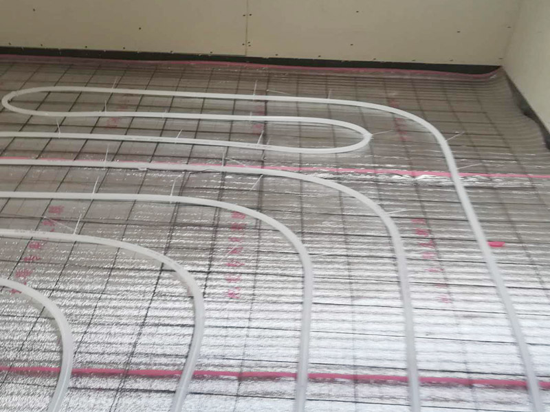 地暖安裝布線：在墻上劃線確定分集水器安裝位置及標(biāo)高，將分集水器以水平方向按圖紙尺寸要求固定于墻壁上，用膨脹螺栓固定好，安裝要牢固，安裝完后與供回水主干管對接。保溫板鋪設(shè)要平整，切割整齊，相互聯(lián)接縫要緊密，整板放在四周，切割板放在中間，鋪設(shè)時要注意的保溫板平整度，高差不允許超過正負(fù)5MM，縫隙不大于5MM。 地暖管應(yīng)按設(shè)計圖紙標(biāo)定的管間距和走向敷設(shè)，應(yīng)保持平直，并用塑料卡釘按照圖紙將管材固定于擠塑板上或用綁帶固定在鋼絲網(wǎng)上。安裝間斷或完畢時，敞口處應(yīng)隨時封堵。地暖管切割，應(yīng)采用專用工具；切口應(yīng)平整，斷口面應(yīng)垂直管軸線。