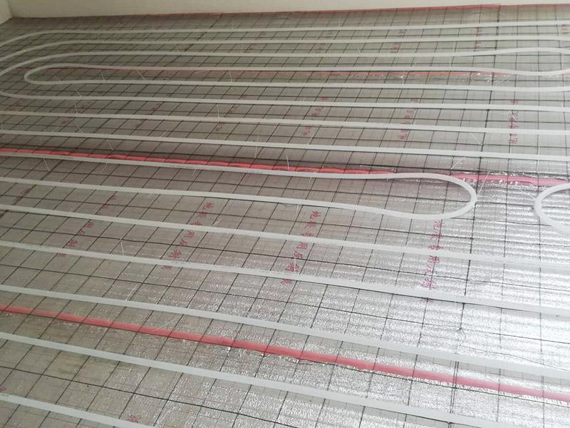 地暖安裝布線：在墻上劃線確定分集水器安裝位置及標(biāo)高，將分集水器以水平方向按圖紙尺寸要求固定于墻壁上，用膨脹螺栓固定好，安裝要牢固，安裝完后與供回水主干管對接。保溫板鋪設(shè)要平整，切割整齊，相互聯(lián)接縫要緊密，整板放在四周，切割板放在中間，鋪設(shè)時要注意的保溫板平整度，高差不允許超過正負(fù)5MM，縫隙不大于5MM。 地暖管應(yīng)按設(shè)計圖紙標(biāo)定的管間距和走向敷設(shè)，應(yīng)保持平直，并用塑料卡釘按照圖紙將管材固定于擠塑板上或用綁帶固定在鋼絲網(wǎng)上。安裝間斷或完畢時，敞口處應(yīng)隨時封堵。地暖管切割，應(yīng)采用專用工具；切口應(yīng)平整，斷口面應(yīng)垂直管軸線。