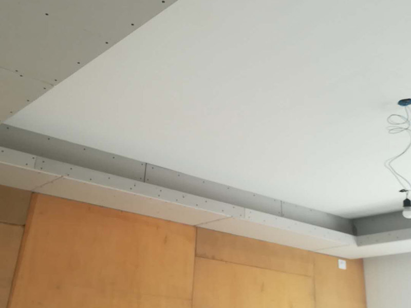 吊頂安裝方案：1、首先要確定吊頂?shù)某叽?，并在天花板上固定好位?2、將訂做好的骨架安裝在天花板上，同時(shí)打上水平線進(jìn)行固定;3、固定石膏板，可以用十字架托著，并使用螺絲進(jìn)行固定;4、美化安裝好的吊頂，如接縫處貼紗布，吊頂邊緣固定裝飾線條。