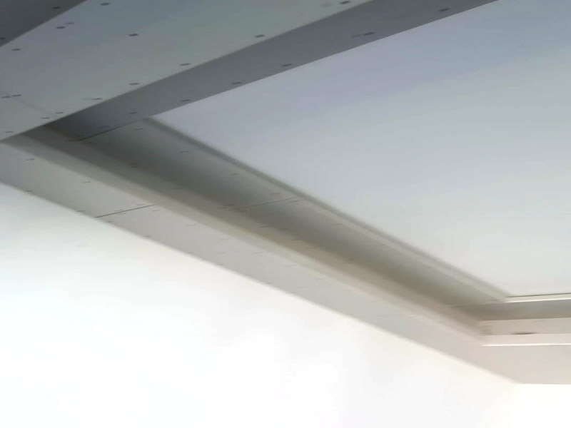 吊頂安裝方案：1、首先要確定吊頂?shù)某叽?，并在天花板上固定好位?2、將訂做好的骨架安裝在天花板上，同時(shí)打上水平線進(jìn)行固定;3、固定石膏板，可以用十字架托著，并使用螺絲進(jìn)行固定;4、美化安裝好的吊頂，如接縫處貼紗布，吊頂邊緣固定裝飾線條。