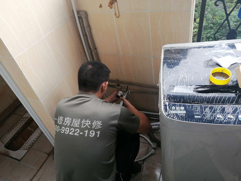 水管改造維修：水路改造時候，管線和彎頭對接的角度一定要是90度，否則會造成彎頭連接的兩邊管線的壁厚不一樣，壁厚相對較薄的地方就可能因為受力不均勻，在自來水的壓力下，出現(xiàn)滲漏的危險。 在安裝水路管線時，可能會出現(xiàn)管線不夠長，中間需要裝用直接或管箍等將幾根管線連接起來。對于地下埋的管線來說，盡量不要有接點，多一個接點就多一份滲漏的問題，如果另外一邊的直接沒有漏就盡量不要換，以免更換后，原本沒有滲漏的接頭反而出現(xiàn)了滲透危險。