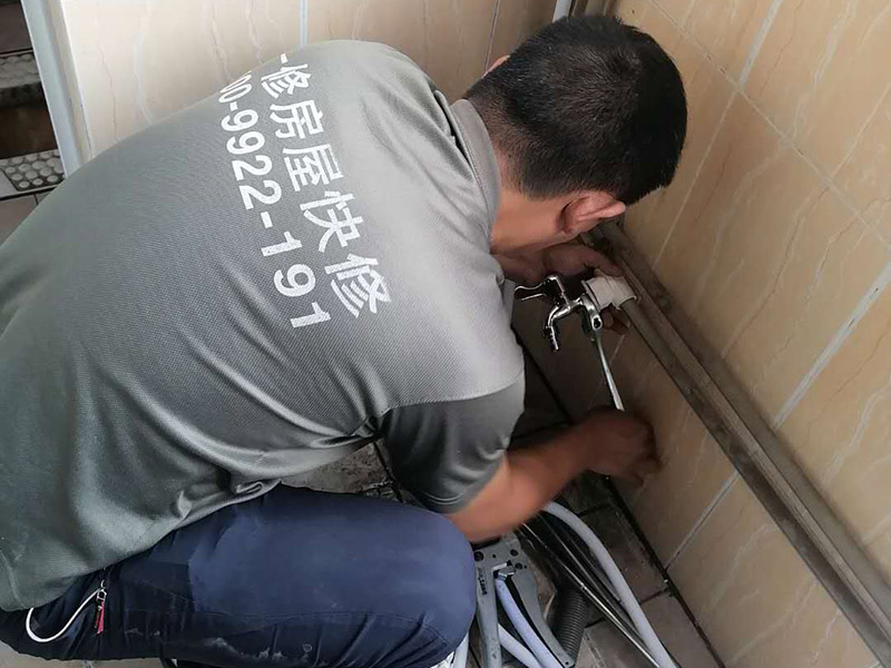 水管改造維修：水路改造時候，管線和彎頭對接的角度一定要是90度，否則會造成彎頭連接的兩邊管線的壁厚不一樣，壁厚相對較薄的地方就可能因為受力不均勻，在自來水的壓力下，出現(xiàn)滲漏的危險。 在安裝水路管線時，可能會出現(xiàn)管線不夠長，中間需要裝用直接或管箍等將幾根管線連接起來。對于地下埋的管線來說，盡量不要有接點，多一個接點就多一份滲漏的問題，如果另外一邊的直接沒有漏就盡量不要換，以免更換后，原本沒有滲漏的接頭反而出現(xiàn)了滲透危險。