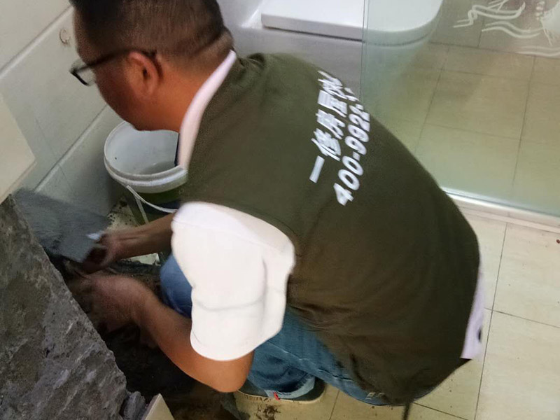 衛(wèi)生間瓷磚修補(bǔ)：1、把瓷磚脫落地方的舊水泥清干凈。 2、把瓷磚泡幾分鐘，再拿水泥浸到和豆油一樣的程度。 3、把瓷磚拿出來把表面上的水晾干，然后把水泥均勻涂在瓷磚上 （厚度和原來的水泥漿差不多就行） 4 、用木頭敲平就行。 墻面瓷磚一旦脫落，首先要檢查原因。通常情況下，如果脫落的墻磚水泥砂漿層與墻面之間很牢固，那么就將四周松動(dòng)的墻磚也一同起下來，與原先脫落的磚一起修補(bǔ)。